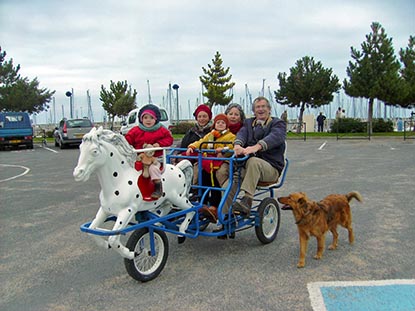 Une balade en Rosalie dans l'Île à Saint-Denis d'Oléron, c'est le plaisir en groupe, en famille!